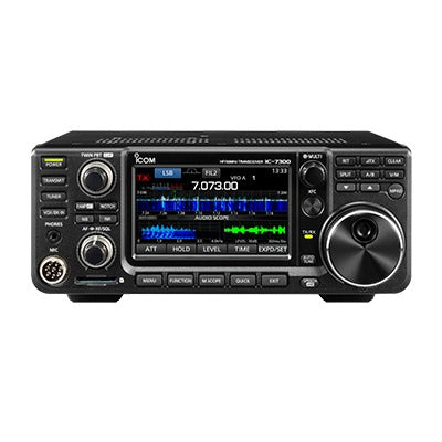 Radio base HF/50MHz, modos de operación SSB, CW, RTTY, AM, FM, 100W de potencia, 101 canales, pantalla touch screen. Inlcuye microfono y cabe de corriente