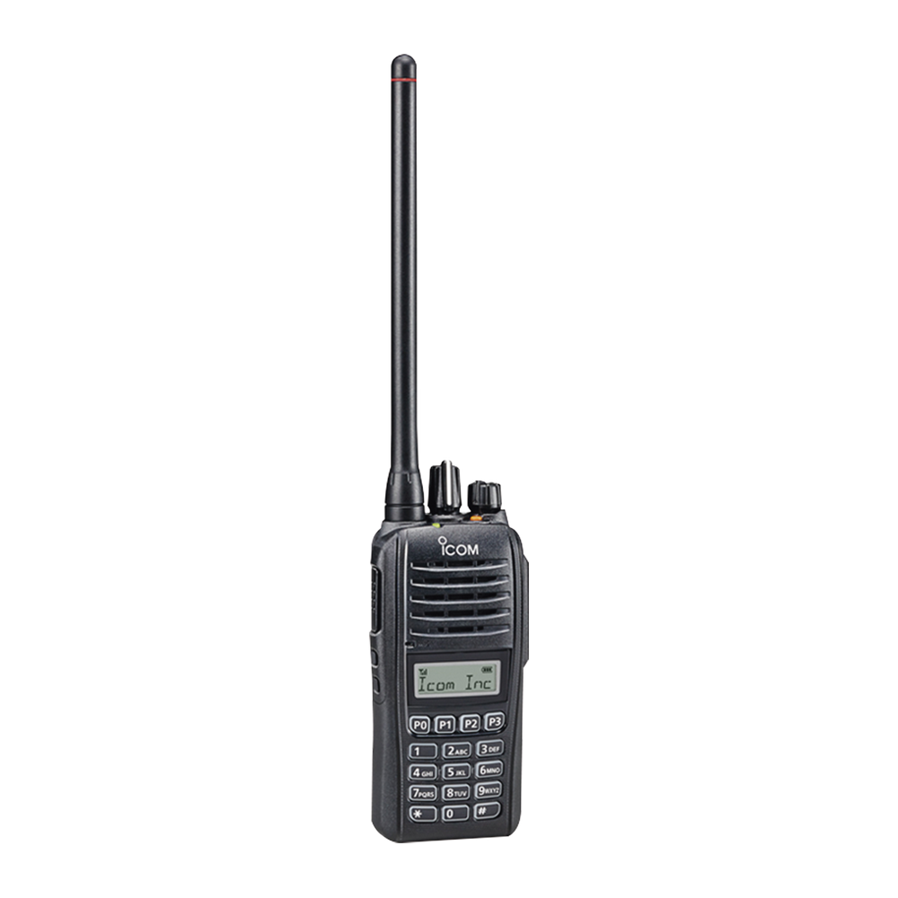 Radio digital NXDN en la banda de VHF, rango de frecuencia 136-174MHz, sumergible IP67, analógico y digital, opera en sistemas trunking y convencional, 5W de potencia, incluye cargador, batería, antena y clip