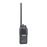 Radio digital NXDN en la banda de VHF, rango de frecuencia 136-174MHz, sumergible IP67, analógico y digital, opera en sistemas trunking y convencional, 5W de potencia, incluye cargador, batería, antena y clip