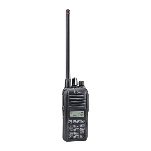 Radio digital NXDN en la banda de VHF, rango de frecuencia 136-174MHz, sumergible IP67, analógico y digital, opera en sistemas trunking y convencional, 5W de potencia, incluye cargador, batería, antena y clip