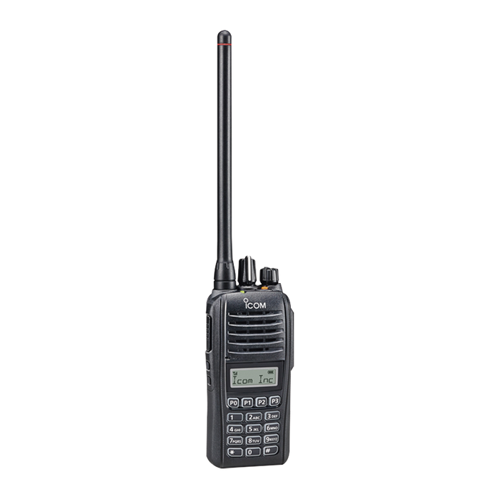 Radio digital NXDN en la banda de VHF, rango de frecuencia 136-174MHz, sumergible IP67, analógico y digital, opera en sistemas trunking y convencional, 5W de potencia, incluye cargador, batería, antena y clip