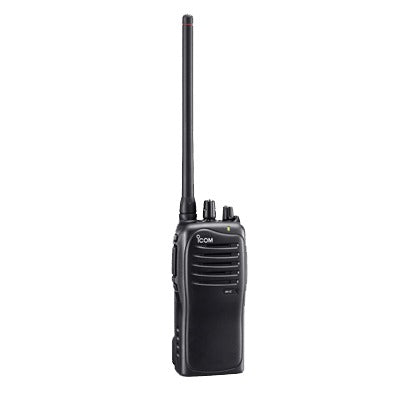 Radio portátil analógico en rango de frecuencia de 136-174 MHz, 5 W de potencia, 16 canales. Incluye: antena, batería, cargador y clip.