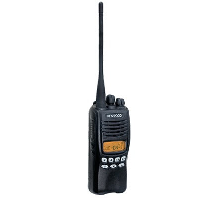 136-174 MHz , 5 W de potencia, 7 teclas frontales programables , Incluye antena, batería, cargador y clip.